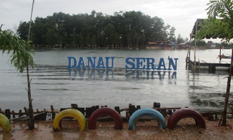 Wisata Danau Seran via Introvertian.blogspotcom, 1. Pasar Terapung Muara Kuin Banjarmasin, 2. Pulau Kembang, 3. Wisata Religi ke Masjid Sultan Suriansyah, 4. Masjid Sabilal Muhtadin, 5. Taman Siring Sungai Martapura, 6. Taman Maskot, 7. Museum Wasaka, 8. Rafting Bambu di Sungai Amandit, 9. Jembatan Barito, 10. Pusat Kuliner Tepian Sungai Martapura, 11. Tempat Wisata Pantai Jodoh Banjarmasin, 12. Wisata ke Air Terjun Bajuin , 13. Menara Pandang Banjarmasin, 14. Wisata Susur Sungai Naik Kelotok, 15. Wisata Pulau Bakut Banjarmasin, 16. Soto Banjar Bang Amat, 17. Lontong Orari, 18. Kampung Sasirangan khas Banjar, 19. Pasar Terapung Lok Baintan, 20. Pasar Terapung Siring Sungai Martapura, 21. Taman Satwa Banjarmasin, 22. Tempat Wisata Bukit Langgara, 23. Tempat Wisata Bukit Rimpi Pelaihari, 24. Tempat Wisata Pulau Samber Gelap, 25. Hutan Pinus Mentaos, 26. Trans Studio Mini, 27. Pulau Kaget Asylum Margasatwa, 28. Wisata Danau Seran, 29. Taman Van Der Pijl, 30. Waterboom Banua Anyar, 31. Waterboom Pesona Modern, 32. Arung Jeram Sungai Kambang, 33. Taman Labirin Pelaihari