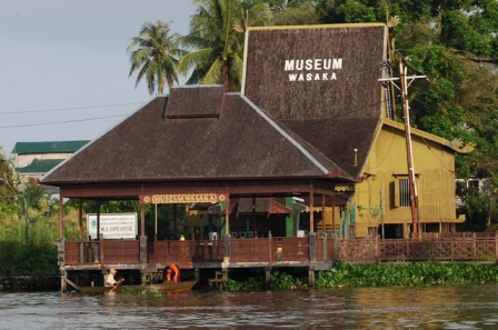 Wisata Sejarah ke Museum Wasaka Banjarmasin, 1. Pasar Terapung Muara Kuin Banjarmasin, 2. Pulau Kembang, 3. Wisata Religi ke Masjid Sultan Suriansyah, 4. Masjid Sabilal Muhtadin, 5. Taman Siring Sungai Martapura, 6. Taman Maskot, 7. Museum Wasaka, 8. Rafting Bambu di Sungai Amandit, 9. Jembatan Barito, 10. Pusat Kuliner Tepian Sungai Martapura, 11. Tempat Wisata Pantai Jodoh Banjarmasin, 12. Wisata ke Air Terjun Bajuin , 13. Menara Pandang Banjarmasin, 14. Wisata Susur Sungai Naik Kelotok, 15. Wisata Pulau Bakut Banjarmasin, 16. Soto Banjar Bang Amat, 17. Lontong Orari, 18. Kampung Sasirangan khas Banjar, 19. Pasar Terapung Lok Baintan, 20. Pasar Terapung Siring Sungai Martapura, 21. Taman Satwa Banjarmasin, 22. Tempat Wisata Bukit Langgara, 23. Tempat Wisata Bukit Rimpi Pelaihari, 24. Tempat Wisata Pulau Samber Gelap, 25. Hutan Pinus Mentaos, 26. Trans Studio Mini, 27. Pulau Kaget Asylum Margasatwa, 28. Wisata Danau Seran, 29. Taman Van Der Pijl, 30. Waterboom Banua Anyar, 31. Waterboom Pesona Modern, 32. Arung Jeram Sungai Kambang, 33. Taman Labirin Pelaihari