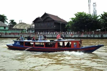 Wisata Susur Sungai Naik Kelotok, 1. Pasar Terapung Muara Kuin Banjarmasin, 2. Pulau Kembang, 3. Wisata Religi ke Masjid Sultan Suriansyah, 4. Masjid Sabilal Muhtadin, 5. Taman Siring Sungai Martapura, 6. Taman Maskot, 7. Museum Wasaka, 8. Rafting Bambu di Sungai Amandit, 9. Jembatan Barito, 10. Pusat Kuliner Tepian Sungai Martapura, 11. Tempat Wisata Pantai Jodoh Banjarmasin, 12. Wisata ke Air Terjun Bajuin , 13. Menara Pandang Banjarmasin, 14. Wisata Susur Sungai Naik Kelotok, 15. Wisata Pulau Bakut Banjarmasin, 16. Soto Banjar Bang Amat, 17. Lontong Orari, 18. Kampung Sasirangan khas Banjar, 19. Pasar Terapung Lok Baintan, 20. Pasar Terapung Siring Sungai Martapura, 21. Taman Satwa Banjarmasin, 22. Tempat Wisata Bukit Langgara, 23. Tempat Wisata Bukit Rimpi Pelaihari, 24. Tempat Wisata Pulau Samber Gelap, 25. Hutan Pinus Mentaos, 26. Trans Studio Mini, 27. Pulau Kaget Asylum Margasatwa, 28. Wisata Danau Seran, 29. Taman Van Der Pijl, 30. Waterboom Banua Anyar, 31. Waterboom Pesona Modern, 32. Arung Jeram Sungai Kambang, 33. Taman Labirin Pelaihari