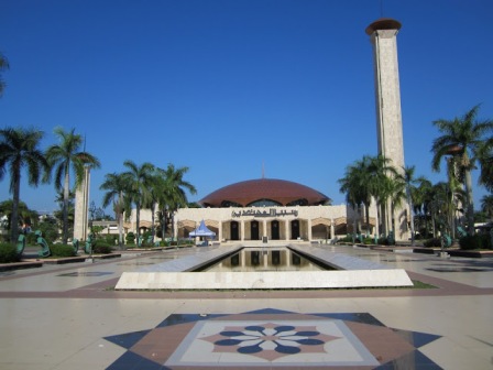 Wisata Religi ke Masjid Sabilal Muhtadin Banjarmasin, 1. Pasar Terapung Banjarmasin, 3. Masjid Sultan Suriansyah, 4. Masjid Sabilal Muhtadin, 5. Taman Siring Sungai Martapura, 6. Taman Maskot, 7. Museum Wasaka Banjarmasin, 8. Rafting bambu di Sungai Amandit, 9. Jembatan Barito, 10. Sentra Kuliner ‘Mandiri’ Martapura, 11. Pantai Jodoh, 12. Menara Pandang Banjarmasin