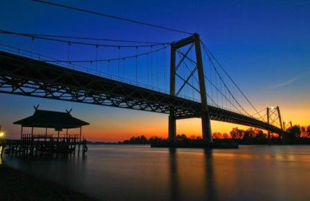 Wisata ke Jembatan Barito, 1. Pasar Terapung Muara Kuin Banjarmasin, 2. Pulau Kembang, 3. Wisata Religi ke Masjid Sultan Suriansyah, 4. Masjid Sabilal Muhtadin, 5. Taman Siring Sungai Martapura, 6. Taman Maskot, 7. Museum Wasaka, 8. Rafting Bambu di Sungai Amandit, 9. Jembatan Barito, 10. Pusat Kuliner Tepian Sungai Martapura, 11. Tempat Wisata Pantai Jodoh Banjarmasin, 12. Wisata ke Air Terjun Bajuin , 13. Menara Pandang Banjarmasin, 14. Wisata Susur Sungai Naik Kelotok, 15. Wisata Pulau Bakut Banjarmasin, 16. Soto Banjar Bang Amat, 17. Lontong Orari, 18. Kampung Sasirangan khas Banjar, 19. Pasar Terapung Lok Baintan, 20. Pasar Terapung Siring Sungai Martapura, 21. Taman Satwa Banjarmasin, 22. Tempat Wisata Bukit Langgara, 23. Tempat Wisata Bukit Rimpi Pelaihari, 24. Tempat Wisata Pulau Samber Gelap, 25. Hutan Pinus Mentaos, 26. Trans Studio Mini, 27. Pulau Kaget Asylum Margasatwa, 28. Wisata Danau Seran, 29. Taman Van Der Pijl, 30. Waterboom Banua Anyar, 31. Waterboom Pesona Modern, 32. Arung Jeram Sungai Kambang, 33. Taman Labirin Pelaihari