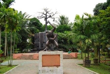Wisata ke Taman Maskot, 1. Pasar Terapung Muara Kuin Banjarmasin, 2. Pulau Kembang, 3. Wisata Religi ke Masjid Sultan Suriansyah, 4. Masjid Sabilal Muhtadin, 5. Taman Siring Sungai Martapura, 6. Taman Maskot, 7. Museum Wasaka, 8. Rafting Bambu di Sungai Amandit, 9. Jembatan Barito, 10. Pusat Kuliner Tepian Sungai Martapura, 11. Tempat Wisata Pantai Jodoh Banjarmasin, 12. Wisata ke Air Terjun Bajuin , 13. Menara Pandang Banjarmasin, 14. Wisata Susur Sungai Naik Kelotok, 15. Wisata Pulau Bakut Banjarmasin, 16. Soto Banjar Bang Amat, 17. Lontong Orari, 18. Kampung Sasirangan khas Banjar, 19. Pasar Terapung Lok Baintan, 20. Pasar Terapung Siring Sungai Martapura, 21. Taman Satwa Banjarmasin, 22. Tempat Wisata Bukit Langgara, 23. Tempat Wisata Bukit Rimpi Pelaihari, 24. Tempat Wisata Pulau Samber Gelap, 25. Hutan Pinus Mentaos, 26. Trans Studio Mini, 27. Pulau Kaget Asylum Margasatwa, 28. Wisata Danau Seran, 29. Taman Van Der Pijl, 30. Waterboom Banua Anyar, 31. Waterboom Pesona Modern, 32. Arung Jeram Sungai Kambang, 33. Taman Labirin Pelaihari