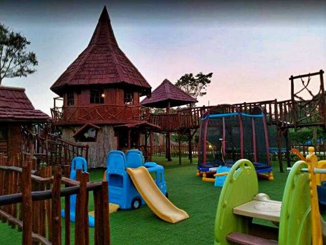 Buat anak-anak juga tersedia playground tempat anak bermain, Rute Menuju Floating Market Lembang, Harga Tiket Masuk Floating Market , Jam operasional Floating Market Lembang , Transaksi Menggunakan Koin, Aneka Wahana di Floating Market Lembang dan Harga Tiketnya, Hotel di Floating Market Lembang, Floating Market Lembang