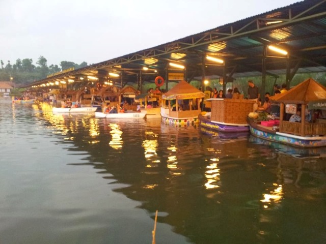 Floating Market Lembang, 1. Mari mulai dari atraksi wisata populer di Bandung yang bisa kalian jajal dengan harga minimalis, bahkan ada yang gratis lho! Misalnya saja aneka taman tematiknya yang keren, 2. Dengan 10 ribu rupiah, kalian bisa mengelilingi kota Bandung sambil bergaya keren di atas Bus Bandros, 3. Salurkan hasratmu jadi koboi dengan naik kuda. Harganya mulai dari 5 ribuan saja lho, 4. Ingin tahu seperti apa suasana pasar terapung? Nggak usah jauh-jauh ke Thailand karena di Bandung pun ada Floating Market, 5. Terkadang, wisata murah bisa begitu dekat dengan bintang. Nggak percaya? Mampir saja ke Observatorium Bosscha yang ada di bilangan Lembang untuk membuktikannya, 6. Walau bukan obyek wisata mayor, Cagar Alam Junghuhn layak untuk dikunjungi oleh kalian yang menghargai jasa para pahlawan, 7. Air terjun Maribaya selalu menjadi favorit bagi mereka yang mencintai suasana alam dengan budget yang ekonomis, 8. Dan, dari Maribaya, kalian bisa langsung menuju Taman Hutan Raya Juanda. Harga tiketnya sama ekonomisnya lho, 9. Untuk melengkapi kunjungan di Taman Hutan Raya Juanda, sekalian saja mampir ke tempat selfie paling populer di Bandung, yaitu Tebing Keraton, 10. Menikmati sejuknya udara Bandung bisa kalian lakukan sambil mengenal ragam fauna di Kebun Binatang Bandung, 11. Area Bandung Selatan juga punya banyak obyek wisata yang menyayangi kantong kalian. Misalnya saja wisata Kawah Putih-nya yang super populer itu, 12. Untuk kalian para pecinta wisata alam dan pengagum nilai-nilai romantisme, Situ Patenggang menjadi tempat yang wajib kalian sambangi di Bandung, 13. Mampirlah ke Pemandian Air Panas Cibolang yang akan menghangatkan tubuh kalian dari gigitan udara dingin di Ciwidey, 14. Cibolang bukan satu-satunya tempat yang dapat menghangatkan tubuh kalian saat dingin. Kunjungi saja Taman Wisata Alam Cimanggu yang juga menawarkan kolam pemandian air panas alami, 15. Atau, mampirlah ke pemandian Air Panas Alami Walini/Rancawalini juga populer di wilayah Ciwidey. Kalian dapat menikmati suasana berendam air panas di tengah perkebunan teh, 16. Wisata di Ciwidey akan semakin lengkap jika kalian berjalan-jalan di tengah Perkebunan Teh Rancabali. Pemandangannya yang indah akan membuat siapapun mendadak suka mengambil foto, 17. Untuk menutup wisata hemat di Bandung, mampirlah ke Pasar Gedebage untuk belanja pakaian second berkualitas bagus. Harganya? Murah meriah!, 18. Balitsa Lembang yang Instagramable, 19. Keindahan Babakan Siliwangi yang bikin mata terpana, 20. Mengintip Dinosaurus di Museum Geologi, 21. Kawah Rengganis yang begitu eksotis, 22. Epic Sunrise di Venue Gantole Cililin, 23. Menikmati pesona alam hijau di Bukit Teletubies, 24. Menikmati pesona alam hijau khas bebukitan di Bukit Jamur, 25. Pesona Curug Bellarosa yang bikin pikiran adem, 26. Epiknya pemandangan di Gunung Nini Pangalengan