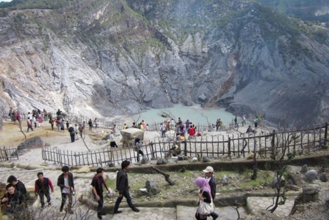 Gunung Tangkuban Perahu, Legenda Gunung Tangkuban Perahu, Status Gunung Tangkuban Perahu, Rute Menuju Objek Wisata Tangkuban Perahu, Alamat Lengkap Objek Wisata Tangkuban Perahu, Harga Tiket Masuk Objek Wisata Tangkuban Perahu , Tips Liburan ke Objek Wisata Tangkuban Perahu , Kuliner di Objek Wisata Tangkuban Perahu