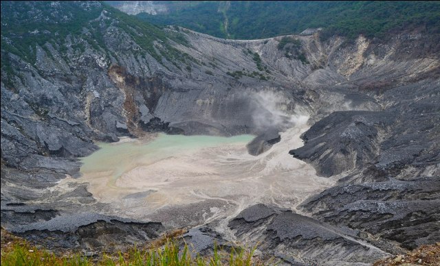 Kawah Ratu Gunung Tangkuban Perahu, Legenda Gunung Tangkuban Perahu, Status Gunung Tangkuban Perahu, Rute Menuju Objek Wisata Tangkuban Perahu, Alamat Lengkap Objek Wisata Tangkuban Perahu, Harga Tiket Masuk Objek Wisata Tangkuban Perahu , Tips Liburan ke Objek Wisata Tangkuban Perahu , Kuliner di Objek Wisata Tangkuban Perahu