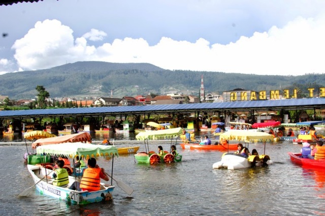 Naik Perahu di Floating market lembang, Rute Menuju Floating Market Lembang, Harga Tiket Masuk Floating Market , Jam operasional Floating Market Lembang , Transaksi Menggunakan Koin, Aneka Wahana di Floating Market Lembang dan Harga Tiketnya, Hotel di Floating Market Lembang, Floating Market Lembang