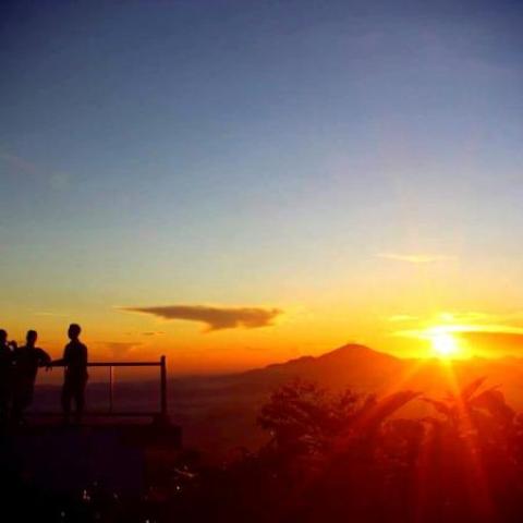 Pemandangan golden sunrise di Posong Temanggung, Fasilitas Objek Wisata Alam Posong Temanggung, Harga Tiket Masuk ke Wisata Alam Posong Temanggung, Lokasi Wisata Alam Posong Temanggung , Rute Menuju Wisata Alam Posong Temanggung 