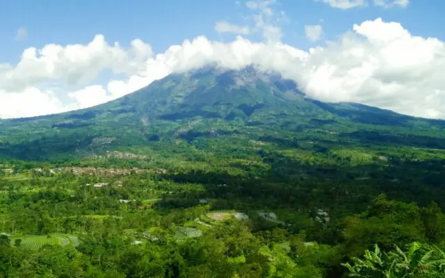 Pemandangan perbukitan sekitar ketep pass. Foto Google Maps Arif Budiman, Informasi Umum, Lokasi Ketep Pass Magelang , Fasilitas Objek Wisata Ketep Pass , Harga Tiket Masuk Objek Wisata Ketep Pass Magelang, Aktivitas Seru di Ketep Pass Magelang