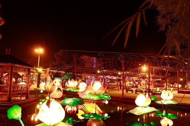 kolam dan lampion - lampion di rita park