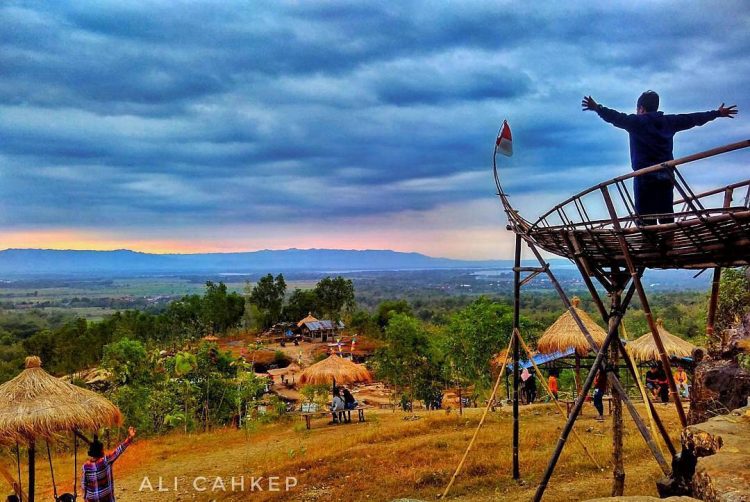 Bukit Jonambang Foto by Instagram.com @ali_cahkep, 1. Alun Alun Giri Krida Bakti, 2. Pantai Nampu, 3. Pantai Banyutowo, 4. Pantai Sembukan, 5. Waduk Gajah Mungkur, 6. Air Terjun Setren Girimanik, 7. Goa Putri Kencono, 8. Papan Luncur Gantole,  9. Museum Karst Dunia Wonogiri, 10. Wisata Spiritual Kahyangan, 11. Museum Wayang Indonesia, 12. Sendang Asri Waduk Gajah Mungkur, 13. Alas Kethu, 14. Bukit Cumbri, 15.  Wisata Air Telaga Rowo Batuwarno, 16. Telaga Claket Selogiri, 17. Goa Ngantap Wonogiri, 18. Gua Maria, 19. Jurug Kemukus, 20. Pantai Dadapan, 21. Air Terjun Kalimas, 22. Bukit Jonambang, 23. Desa Wisata Soko Gunung, 24. Pantai Klothok, 25. Pantai Puyangan, 26. Pantai Karang Bang, 27. Puncak Secokro, 28. Puncak Joglo Wonogiri, 29. Pantai Kwaru Gunturhargo Paranggupito, 30. Pantai Karang Payung, 31. Pantai Kali Mirah, 32. Pantai Njojogan, 33. Watu Cenik Wonogiri, 34. Taman Plintheng Semar, 35. Air Terjun Binangun Watu Jadah , 36. Hutan Pinus Bukit Suwondo, 37. Taman Wisata Tunggangan Jatiroto, 38. Monumen Bedol Desa, 39. Air Terjun Sanginan, 40. Kedung Areng Wonogiri, 41. Taman Ponten Wonogiri, 42. Ganthole Bawah (Menara Filter), 43. Tegal Simbah, 44. Istana Parnaraya, 45. Goa Resi, 46. Soko Langit