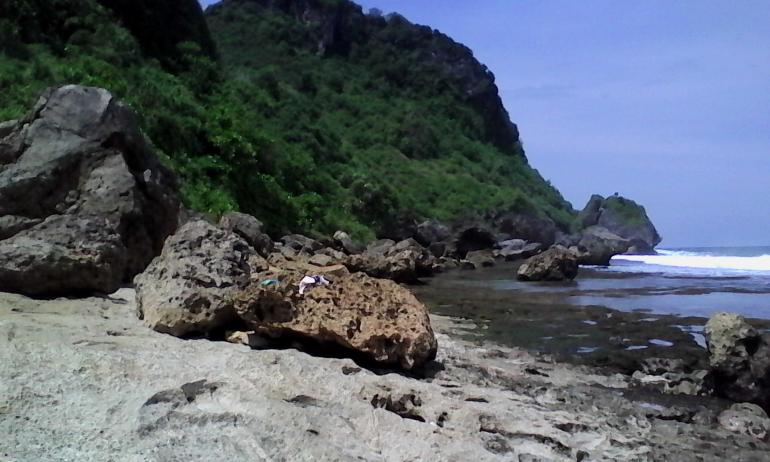 Pantai Kali Mirah via Kompasiana, 1. Alun Alun Giri Krida Bakti, 2. Pantai Nampu, 3. Pantai Banyutowo, 4. Pantai Sembukan, 5. Waduk Gajah Mungkur, 6. Air Terjun Setren Girimanik, 7. Goa Putri Kencono, 8. Papan Luncur Gantole,  9. Museum Karst Dunia Wonogiri, 10. Wisata Spiritual Kahyangan, 11. Museum Wayang Indonesia, 12. Sendang Asri Waduk Gajah Mungkur, 13. Alas Kethu, 14. Bukit Cumbri, 15.  Wisata Air Telaga Rowo Batuwarno, 16. Telaga Claket Selogiri, 17. Goa Ngantap Wonogiri, 18. Gua Maria, 19. Jurug Kemukus, 20. Pantai Dadapan, 21. Air Terjun Kalimas, 22. Bukit Jonambang, 23. Desa Wisata Soko Gunung, 24. Pantai Klothok, 25. Pantai Puyangan, 26. Pantai Karang Bang, 27. Puncak Secokro, 28. Puncak Joglo Wonogiri, 29. Pantai Kwaru Gunturhargo Paranggupito, 30. Pantai Karang Payung, 31. Pantai Kali Mirah, 32. Pantai Njojogan, 33. Watu Cenik Wonogiri, 34. Taman Plintheng Semar, 35. Air Terjun Binangun Watu Jadah , 36. Hutan Pinus Bukit Suwondo, 37. Taman Wisata Tunggangan Jatiroto, 38. Monumen Bedol Desa, 39. Air Terjun Sanginan, 40. Kedung Areng Wonogiri, 41. Taman Ponten Wonogiri, 42. Ganthole Bawah (Menara Filter), 43. Tegal Simbah, 44. Istana Parnaraya, 45. Goa Resi, 46. Soko Langit