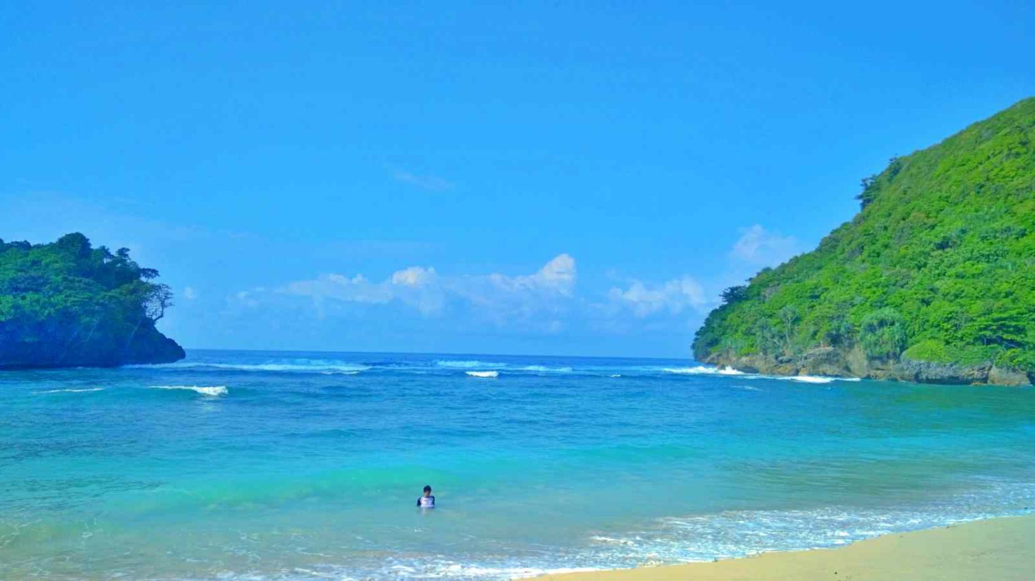 Pantai Kwaru Gunturhargo Paranggupito, 1. Alun Alun Giri Krida Bakti, 2. Pantai Nampu, 3. Pantai Banyutowo, 4. Pantai Sembukan, 5. Waduk Gajah Mungkur, 6. Air Terjun Setren Girimanik, 7. Goa Putri Kencono, 8. Papan Luncur Gantole,  9. Museum Karst Dunia Wonogiri, 10. Wisata Spiritual Kahyangan, 11. Museum Wayang Indonesia, 12. Sendang Asri Waduk Gajah Mungkur, 13. Alas Kethu, 14. Bukit Cumbri, 15.  Wisata Air Telaga Rowo Batuwarno, 16. Telaga Claket Selogiri, 17. Goa Ngantap Wonogiri, 18. Gua Maria, 19. Jurug Kemukus, 20. Pantai Dadapan, 21. Air Terjun Kalimas, 22. Bukit Jonambang, 23. Desa Wisata Soko Gunung, 24. Pantai Klothok, 25. Pantai Puyangan, 26. Pantai Karang Bang, 27. Puncak Secokro, 28. Puncak Joglo Wonogiri, 29. Pantai Kwaru Gunturhargo Paranggupito, 30. Pantai Karang Payung, 31. Pantai Kali Mirah, 32. Pantai Njojogan, 33. Watu Cenik Wonogiri, 34. Taman Plintheng Semar, 35. Air Terjun Binangun Watu Jadah , 36. Hutan Pinus Bukit Suwondo, 37. Taman Wisata Tunggangan Jatiroto, 38. Monumen Bedol Desa, 39. Air Terjun Sanginan, 40. Kedung Areng Wonogiri, 41. Taman Ponten Wonogiri, 42. Ganthole Bawah (Menara Filter), 43. Tegal Simbah, 44. Istana Parnaraya, 45. Goa Resi, 46. Soko Langit