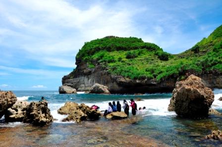 Pantai Sembukan, 1. Alun Alun Giri Krida Bakti, 2. Pantai Nampu, 3. Pantai Banyutowo, 4. Pantai Sembukan, 5. Waduk Gajah Mungkur, 6. Air Terjun Setren Girimanik, 7. Goa Putri Kencono, 8. Papan Luncur Gantole,  9. Museum Karst Dunia Wonogiri, 10. Wisata Spiritual Kahyangan, 11. Museum Wayang Indonesia, 12. Sendang Asri Waduk Gajah Mungkur, 13. Alas Kethu, 14. Bukit Cumbri, 15.  Wisata Air Telaga Rowo Batuwarno, 16. Telaga Claket Selogiri, 17. Goa Ngantap Wonogiri, 18. Gua Maria, 19. Jurug Kemukus, 20. Pantai Dadapan, 21. Air Terjun Kalimas, 22. Bukit Jonambang, 23. Desa Wisata Soko Gunung, 24. Pantai Klothok, 25. Pantai Puyangan, 26. Pantai Karang Bang, 27. Puncak Secokro, 28. Puncak Joglo Wonogiri, 29. Pantai Kwaru Gunturhargo Paranggupito, 30. Pantai Karang Payung, 31. Pantai Kali Mirah, 32. Pantai Njojogan, 33. Watu Cenik Wonogiri, 34. Taman Plintheng Semar, 35. Air Terjun Binangun Watu Jadah , 36. Hutan Pinus Bukit Suwondo, 37. Taman Wisata Tunggangan Jatiroto, 38. Monumen Bedol Desa, 39. Air Terjun Sanginan, 40. Kedung Areng Wonogiri, 41. Taman Ponten Wonogiri, 42. Ganthole Bawah (Menara Filter), 43. Tegal Simbah, 44. Istana Parnaraya, 45. Goa Resi, 46. Soko Langit