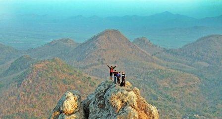 Puncak Cumbri, 1. Alun Alun Giri Krida Bakti, 2. Pantai Nampu, 3. Pantai Banyutowo, 4. Pantai Sembukan, 5. Waduk Gajah Mungkur, 6. Air Terjun Setren Girimanik, 7. Goa Putri Kencono, 8. Papan Luncur Gantole,  9. Museum Karst Dunia Wonogiri, 10. Wisata Spiritual Kahyangan, 11. Museum Wayang Indonesia, 12. Sendang Asri Waduk Gajah Mungkur, 13. Alas Kethu, 14. Bukit Cumbri, 15.  Wisata Air Telaga Rowo Batuwarno, 16. Telaga Claket Selogiri, 17. Goa Ngantap Wonogiri, 18. Gua Maria, 19. Jurug Kemukus, 20. Pantai Dadapan, 21. Air Terjun Kalimas, 22. Bukit Jonambang, 23. Desa Wisata Soko Gunung, 24. Pantai Klothok, 25. Pantai Puyangan, 26. Pantai Karang Bang, 27. Puncak Secokro, 28. Puncak Joglo Wonogiri, 29. Pantai Kwaru Gunturhargo Paranggupito, 30. Pantai Karang Payung, 31. Pantai Kali Mirah, 32. Pantai Njojogan, 33. Watu Cenik Wonogiri, 34. Taman Plintheng Semar, 35. Air Terjun Binangun Watu Jadah , 36. Hutan Pinus Bukit Suwondo, 37. Taman Wisata Tunggangan Jatiroto, 38. Monumen Bedol Desa, 39. Air Terjun Sanginan, 40. Kedung Areng Wonogiri, 41. Taman Ponten Wonogiri, 42. Ganthole Bawah (Menara Filter), 43. Tegal Simbah, 44. Istana Parnaraya, 45. Goa Resi, 46. Soko Langit