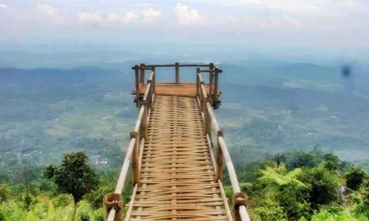Puncak Secokro, 1. Alun Alun Giri Krida Bakti, 2. Pantai Nampu, 3. Pantai Banyutowo, 4. Pantai Sembukan, 5. Waduk Gajah Mungkur, 6. Air Terjun Setren Girimanik, 7. Goa Putri Kencono, 8. Papan Luncur Gantole,  9. Museum Karst Dunia Wonogiri, 10. Wisata Spiritual Kahyangan, 11. Museum Wayang Indonesia, 12. Sendang Asri Waduk Gajah Mungkur, 13. Alas Kethu, 14. Bukit Cumbri, 15.  Wisata Air Telaga Rowo Batuwarno, 16. Telaga Claket Selogiri, 17. Goa Ngantap Wonogiri, 18. Gua Maria, 19. Jurug Kemukus, 20. Pantai Dadapan, 21. Air Terjun Kalimas, 22. Bukit Jonambang, 23. Desa Wisata Soko Gunung, 24. Pantai Klothok, 25. Pantai Puyangan, 26. Pantai Karang Bang, 27. Puncak Secokro, 28. Puncak Joglo Wonogiri, 29. Pantai Kwaru Gunturhargo Paranggupito, 30. Pantai Karang Payung, 31. Pantai Kali Mirah, 32. Pantai Njojogan, 33. Watu Cenik Wonogiri, 34. Taman Plintheng Semar, 35. Air Terjun Binangun Watu Jadah , 36. Hutan Pinus Bukit Suwondo, 37. Taman Wisata Tunggangan Jatiroto, 38. Monumen Bedol Desa, 39. Air Terjun Sanginan, 40. Kedung Areng Wonogiri, 41. Taman Ponten Wonogiri, 42. Ganthole Bawah (Menara Filter), 43. Tegal Simbah, 44. Istana Parnaraya, 45. Goa Resi, 46. Soko Langit