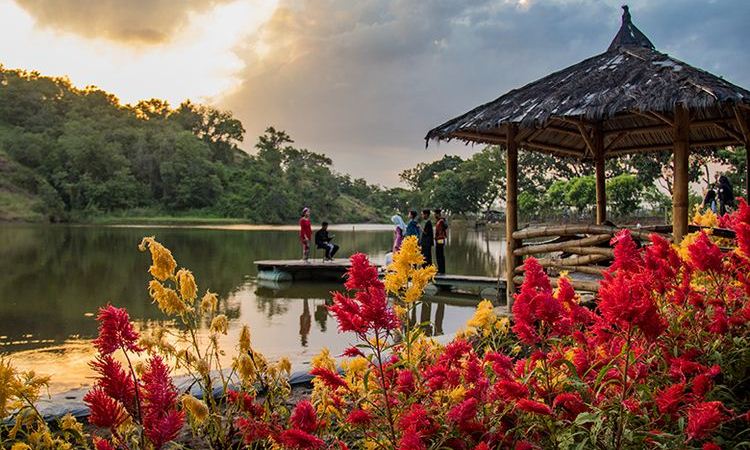 Telaga Claket via Kompas, 1. Alun Alun Giri Krida Bakti, 2. Pantai Nampu, 3. Pantai Banyutowo, 4. Pantai Sembukan, 5. Waduk Gajah Mungkur, 6. Air Terjun Setren Girimanik, 7. Goa Putri Kencono, 8. Papan Luncur Gantole,  9. Museum Karst Dunia Wonogiri, 10. Wisata Spiritual Kahyangan, 11. Museum Wayang Indonesia, 12. Sendang Asri Waduk Gajah Mungkur, 13. Alas Kethu, 14. Bukit Cumbri, 15.  Wisata Air Telaga Rowo Batuwarno, 16. Telaga Claket Selogiri, 17. Goa Ngantap Wonogiri, 18. Gua Maria, 19. Jurug Kemukus, 20. Pantai Dadapan, 21. Air Terjun Kalimas, 22. Bukit Jonambang, 23. Desa Wisata Soko Gunung, 24. Pantai Klothok, 25. Pantai Puyangan, 26. Pantai Karang Bang, 27. Puncak Secokro, 28. Puncak Joglo Wonogiri, 29. Pantai Kwaru Gunturhargo Paranggupito, 30. Pantai Karang Payung, 31. Pantai Kali Mirah, 32. Pantai Njojogan, 33. Watu Cenik Wonogiri, 34. Taman Plintheng Semar, 35. Air Terjun Binangun Watu Jadah , 36. Hutan Pinus Bukit Suwondo, 37. Taman Wisata Tunggangan Jatiroto, 38. Monumen Bedol Desa, 39. Air Terjun Sanginan, 40. Kedung Areng Wonogiri, 41. Taman Ponten Wonogiri, 42. Ganthole Bawah (Menara Filter), 43. Tegal Simbah, 44. Istana Parnaraya, 45. Goa Resi, 46. Soko Langit