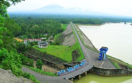 Waduk Gajah Mungkur, 1. Alun Alun Giri Krida Bakti, 2. Pantai Nampu, 3. Pantai Banyutowo, 4. Pantai Sembukan, 5. Waduk Gajah Mungkur, 6. Air Terjun Setren Girimanik, 7. Goa Putri Kencono, 8. Papan Luncur Gantole,  9. Museum Karst Dunia Wonogiri, 10. Wisata Spiritual Kahyangan, 11. Museum Wayang Indonesia, 12. Sendang Asri Waduk Gajah Mungkur, 13. Alas Kethu, 14. Bukit Cumbri, 15.  Wisata Air Telaga Rowo Batuwarno, 16. Telaga Claket Selogiri, 17. Goa Ngantap Wonogiri, 18. Gua Maria, 19. Jurug Kemukus, 20. Pantai Dadapan, 21. Air Terjun Kalimas, 22. Bukit Jonambang, 23. Desa Wisata Soko Gunung, 24. Pantai Klothok, 25. Pantai Puyangan, 26. Pantai Karang Bang, 27. Puncak Secokro, 28. Puncak Joglo Wonogiri, 29. Pantai Kwaru Gunturhargo Paranggupito, 30. Pantai Karang Payung, 31. Pantai Kali Mirah, 32. Pantai Njojogan, 33. Watu Cenik Wonogiri, 34. Taman Plintheng Semar, 35. Air Terjun Binangun Watu Jadah , 36. Hutan Pinus Bukit Suwondo, 37. Taman Wisata Tunggangan Jatiroto, 38. Monumen Bedol Desa, 39. Air Terjun Sanginan, 40. Kedung Areng Wonogiri, 41. Taman Ponten Wonogiri, 42. Ganthole Bawah (Menara Filter), 43. Tegal Simbah, 44. Istana Parnaraya, 45. Goa Resi, 46. Soko Langit