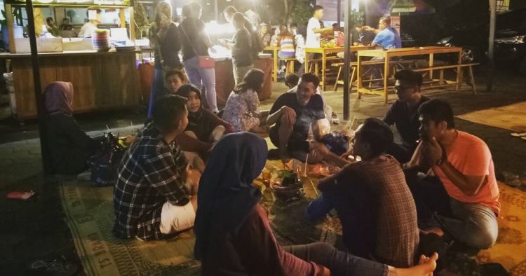 Angkringan Tugu Jogja via Raskitatrans, 1. Bukit Bintang Jogja, 2. Jalan Legendaris Jogja ‘Malioboro’, 3. Tempo Gelato Jogja, 4. House Of Raminten Jogja, 5. Silol Kopi &amp; Eatery, 6. Filosofi Kopi Jogja, 7. Legend Coffee, 8. Cafe Brick, 9. Roaster and Bear Jogja, 10. Mato Kopi, 11. Epic Coffee &amp; Epilog Furniture, 12. Blanco Coffee and Book Jogja, 13. Alun-alun Kidul Jogja, 14. Kawasan Nol Kilometer Jogja, 15. Angkringan Kopi Jos Lik Man, 16. Secret Garden Coffee and Chocolate, 17. Watu Langit, 18. ROEMI Xtraordinary Ice Cream, 19. Peacockoffie Palagan, 20. Awan Mbengi Coffee &amp; Tea, 21. Oppa Keopi, 22. Rembug Kopi, 23. Ayara Coffee Shop, 24. Blandongan, 25. Le travail Coffee, 26. Angkringan KR Jogja, 27. Angkringan Wijilan Jogja, 28. Angkringan Tugu Jogja, 29. Roti Bakar Van Java