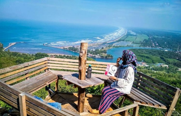Bukit Sianco, 1. Pantai Logending Kebumen, 2. Pantai Karang Bolong Kebumen, 3. Pantai Menganti Kebumen, 4. Pantai Pecaron Kebumen, 5. Wisata Alam Kebumen Curug Silancur, 6. Wisata Alam Kebumen Goa Jatijajar, 7. Pantai Karang Agung Kebumen, 8. Air terjun Superman’s Big Sister, 9. Puncak Gunung Duwur, 10. Waduk Sempor Kebumen, 11. Arung jeram Padegolan, 12. Wisata Sejarah di Benteng Van der Wijck, 13. Cagar Alam Geologi Karangsambung, 14. Obyek wisata Kebumen pantai petanahan, 15. Pantai Suwuk Kebumen, 16. Pantai Lampon Kebumen, 17. Pemandian Air Panas Krakal, 18. Taman Kota Jenderal HM Sarbini, 19. Bukit Pranji Kebumen, 20. Bukit Langit Kebumen, 21. Wisata Alam Jembangan, 22. Pantai Bocor Kebumen, 23. Goa Petruk Kebumen, 24. Pantai Lembupurwo Kebumen , 25. Air Terjun Sudimoro Kebumen, 26. Air Terjun Sawangan Kebumen, 27. Bukit Pentulu Indah, 28. Curug Kedondong Kebumen, 29. Curug Plumbon Kebumen, 30. Pantai Surumanis, 31. Taman Reptil Kebumen, 32. Jemur Adventure Park, 33. Gading Splash Water Kebumen, 34. Pantai Gebyuran, 35. Curug Wringin, 36. Curug Silangit, 37. Gua Langse, 38. Goa Silodong, 39. Pantai Bopong, 40. Hutan Mangrove Logending, 41. Alian Butterfly Park, 42. Puncak Prabu, 43. Curug Gemawang, 44. Pantai Setrojenar, 45. Curug Karang Gemantung, 46. Tanjung Karang Penganten, 47. Bukit Buluh Payung, 48. Jembatan Merah Menganti, 49. Terowongan Ijo, 50. Curug Domas, 51. Bukit Sianco, 52. Pantai Karangbata, 53. Pantai Laguna, 54. Pantai Sawangan, 55. Bulupitu