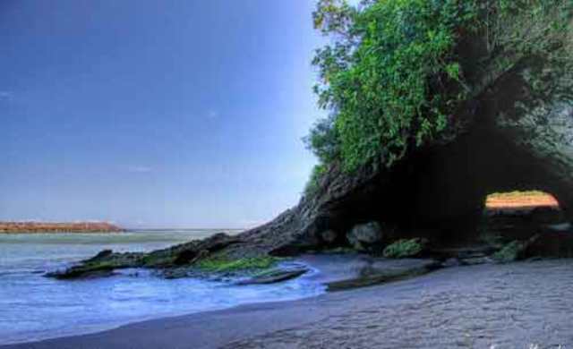 Pantai Karang Bolong Kebumen, 1. Benteng Van der Wijck, 2. Pantai Suwuk, 3. Goa Barat, 4. Pantai Watu Bale, 5. Curug Silancur, 6. Pantai Karang Bolong, 7. Waduk Sempor, 8. Bukit Pranji, 9. Pantai Menganti, 10. Goa Jatijajar