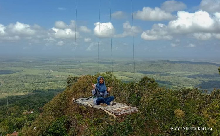 Puncak Prabu Foto by Shinta Kartika, 1. Pantai Logending Kebumen, 2. Pantai Karang Bolong Kebumen, 3. Pantai Menganti Kebumen, 4. Pantai Pecaron Kebumen, 5. Wisata Alam Kebumen Curug Silancur, 6. Wisata Alam Kebumen Goa Jatijajar, 7. Pantai Karang Agung Kebumen, 8. Air terjun Superman’s Big Sister, 9. Puncak Gunung Duwur, 10. Waduk Sempor Kebumen, 11. Arung jeram Padegolan, 12. Wisata Sejarah di Benteng Van der Wijck, 13. Cagar Alam Geologi Karangsambung, 14. Obyek wisata Kebumen pantai petanahan, 15. Pantai Suwuk Kebumen, 16. Pantai Lampon Kebumen, 17. Pemandian Air Panas Krakal, 18. Taman Kota Jenderal HM Sarbini, 19. Bukit Pranji Kebumen, 20. Bukit Langit Kebumen, 21. Wisata Alam Jembangan, 22. Pantai Bocor Kebumen, 23. Goa Petruk Kebumen, 24. Pantai Lembupurwo Kebumen , 25. Air Terjun Sudimoro Kebumen, 26. Air Terjun Sawangan Kebumen, 27. Bukit Pentulu Indah, 28. Curug Kedondong Kebumen, 29. Curug Plumbon Kebumen, 30. Pantai Surumanis, 31. Taman Reptil Kebumen, 32. Jemur Adventure Park, 33. Gading Splash Water Kebumen, 34. Pantai Gebyuran, 35. Curug Wringin, 36. Curug Silangit, 37. Gua Langse, 38. Goa Silodong, 39. Pantai Bopong, 40. Hutan Mangrove Logending, 41. Alian Butterfly Park, 42. Puncak Prabu, 43. Curug Gemawang, 44. Pantai Setrojenar, 45. Curug Karang Gemantung, 46. Tanjung Karang Penganten, 47. Bukit Buluh Payung, 48. Jembatan Merah Menganti, 49. Terowongan Ijo, 50. Curug Domas, 51. Bukit Sianco, 52. Pantai Karangbata, 53. Pantai Laguna, 54. Pantai Sawangan, 55. Bulupitu