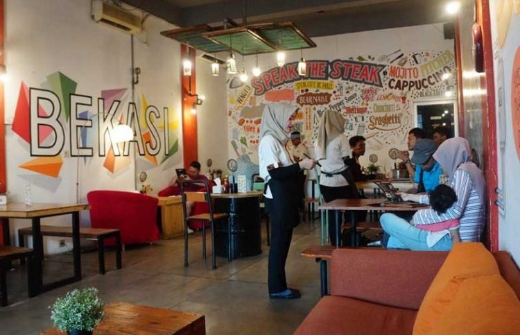Double U Steak, 1. Nongkrong di Ichirei Ramen &amp; Steak Bekasi, 2. Ngopi di Head &amp; Brew Coffee Bekasi, 3. Nyicip Pempek Gaby yang Nikmati di Bekasi, 4. Alun-alun Kota Bekasi, 5. Danau Duta Harapan, 6. Koma Junkyard Cafe, 7. Nenen Nyok, 8. Cafe Palazzo, 9. Warkop Masa Gitu, 10. Eggo Waffle, 11. Double U Steak, 12. Gudang Rottie, 13. Es Durian Patal, 14. Warung Pancong Balap, 15. Sringopi, 16. Carrington Coffee, 17. The Cubite, 18. Satay Celup Uncle Chen’s, 19. Kedutaan Besar Bekasi , 20. Atelier Coffee &amp; Kitchen, 21. Coffee Paste, 22. D’Keleus Waroeng Hangout, 23. J-Zone Cafe, 24. Toast Toast-an, 25. Ngopiisme, 26. Kopi Tjan, 27. Warung Top.inc, 28. Waroeng Kongkow, 29. San9a, 30. Up To You Cafe, 31. Eight Coffee, 32. Coffee Bens, 33. de’Kopi, 34. Sausalito Cafe &amp; Bistro, 35. Find Out Coffee, 36. Trusty Cafe, 37. Warunk Fenomenal, 38. Mutual Coffee And Roastery, 39. Barong Coffee &amp; Lounge, 40. Glamrock Cafe