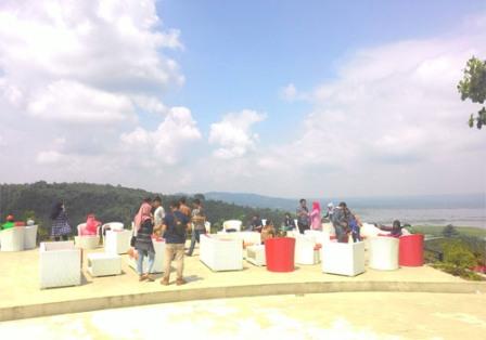Eling Bening, 1. Candi Gedong Songo, 2. Lawang Sewu , 3. Masjid Agung Jawa Tengah , 4. Pagoda Buddhagaya Watugong , 5. Umbul Sidomukti, 6. Sam Poo Kong, 7. Tugu Muda Semarang , 8. Masjid Kauman Semarang , 9. Semarang Contemporary Art Gallery, 10. Taman Srigunting , 11. Old City 3D Art Museum , 12. Puri Maerokoco, 13. Setiya Aji Flower Farm, 14. Wisata Gunung Kelir, 15. Hutan Pinus Kayon , 16. Goa Kreo dan Waduk Jatibarang , 17. Pantai Marina, 18. Taman Rekreasi Wonderia , 19. Bantir Hills, 20. Bukit Rong , 21. Museum Kereta Api Ambarawa , 22. La Kana White Chapel , 23. Bukit VW Semarang , 24. The Hills , 25. Kampoeng Wisata Taman Lele , 26. Wisata Eling Bening , 27. Taman Tabanas, 28. Benteng Pendem Ambarawa, 29. Curug Lawe , 30. Kota Lama , 31. Pantai Tirang , 32. Air Terjun Kali Pancur , 33. Banjir Kanal Barat , 34. Kebun Binatang Semarang , 35. Taman Wisata Tinjomoyo, 36. Water Blaster Bukit Candi Golf , 37. Simpang Lima Semarang , 38. Brown Canyon , 39. Rawa Pening  , 40. Kampung Wisata Rawa , 41. Goa Tirta Mulya 
