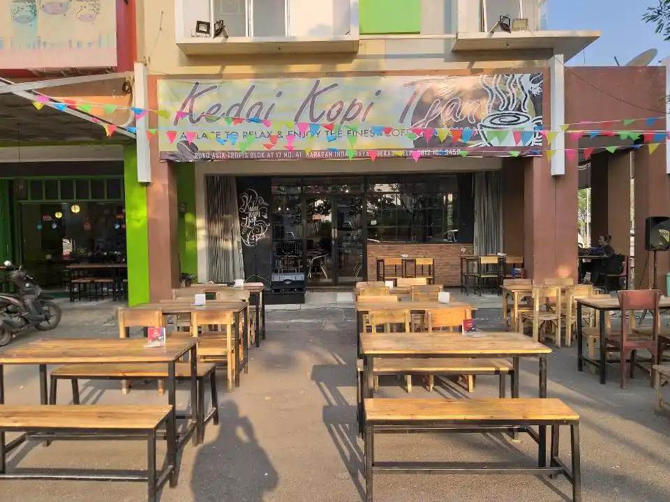 Kopi Tjan via Traveloka, 1. Nongkrong di Ichirei Ramen &amp; Steak Bekasi, 2. Ngopi di Head &amp; Brew Coffee Bekasi, 3. Nyicip Pempek Gaby yang Nikmati di Bekasi, 4. Alun-alun Kota Bekasi, 5. Danau Duta Harapan, 6. Koma Junkyard Cafe, 7. Nenen Nyok, 8. Cafe Palazzo, 9. Warkop Masa Gitu, 10. Eggo Waffle, 11. Double U Steak, 12. Gudang Rottie, 13. Es Durian Patal, 14. Warung Pancong Balap, 15. Sringopi, 16. Carrington Coffee, 17. The Cubite, 18. Satay Celup Uncle Chen’s, 19. Kedutaan Besar Bekasi , 20. Atelier Coffee &amp; Kitchen, 21. Coffee Paste, 22. D’Keleus Waroeng Hangout, 23. J-Zone Cafe, 24. Toast Toast-an, 25. Ngopiisme, 26. Kopi Tjan, 27. Warung Top.inc, 28. Waroeng Kongkow, 29. San9a, 30. Up To You Cafe, 31. Eight Coffee, 32. Coffee Bens, 33. de’Kopi, 34. Sausalito Cafe &amp; Bistro, 35. Find Out Coffee, 36. Trusty Cafe, 37. Warunk Fenomenal, 38. Mutual Coffee And Roastery, 39. Barong Coffee &amp; Lounge, 40. Glamrock Cafe