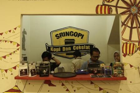 Sringopi, 1. Nongkrong di Ichirei Ramen &amp; Steak Bekasi, 2. Ngopi di Head &amp; Brew Coffee Bekasi, 3. Nyicip Pempek Gaby yang Nikmati di Bekasi, 4. Alun-alun Kota Bekasi, 5. Danau Duta Harapan, 6. Koma Junkyard Cafe, 7. Nenen Nyok, 8. Cafe Palazzo, 9. Warkop Masa Gitu, 10. Eggo Waffle, 11. Double U Steak, 12. Gudang Rottie, 13. Es Durian Patal, 14. Warung Pancong Balap, 15. Sringopi, 16. Carrington Coffee, 17. The Cubite, 18. Satay Celup Uncle Chen’s, 19. Kedutaan Besar Bekasi , 20. Atelier Coffee &amp; Kitchen, 21. Coffee Paste, 22. D’Keleus Waroeng Hangout, 23. J-Zone Cafe, 24. Toast Toast-an, 25. Ngopiisme, 26. Kopi Tjan, 27. Warung Top.inc, 28. Waroeng Kongkow, 29. San9a, 30. Up To You Cafe, 31. Eight Coffee, 32. Coffee Bens, 33. de’Kopi, 34. Sausalito Cafe &amp; Bistro, 35. Find Out Coffee, 36. Trusty Cafe, 37. Warunk Fenomenal, 38. Mutual Coffee And Roastery, 39. Barong Coffee &amp; Lounge, 40. Glamrock Cafe