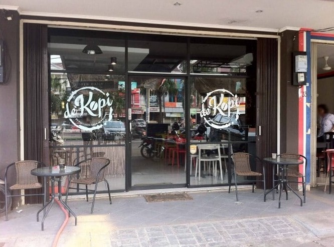 de’Kopi, 1. Nongkrong di Ichirei Ramen &amp; Steak Bekasi, 2. Ngopi di Head &amp; Brew Coffee Bekasi, 3. Nyicip Pempek Gaby yang Nikmati di Bekasi, 4. Alun-alun Kota Bekasi, 5. Danau Duta Harapan, 6. Koma Junkyard Cafe, 7. Nenen Nyok, 8. Cafe Palazzo, 9. Warkop Masa Gitu, 10. Eggo Waffle, 11. Double U Steak, 12. Gudang Rottie, 13. Es Durian Patal, 14. Warung Pancong Balap, 15. Sringopi, 16. Carrington Coffee, 17. The Cubite, 18. Satay Celup Uncle Chen’s, 19. Kedutaan Besar Bekasi , 20. Atelier Coffee &amp; Kitchen, 21. Coffee Paste, 22. D’Keleus Waroeng Hangout, 23. J-Zone Cafe, 24. Toast Toast-an, 25. Ngopiisme, 26. Kopi Tjan, 27. Warung Top.inc, 28. Waroeng Kongkow, 29. San9a, 30. Up To You Cafe, 31. Eight Coffee, 32. Coffee Bens, 33. de’Kopi, 34. Sausalito Cafe &amp; Bistro, 35. Find Out Coffee, 36. Trusty Cafe, 37. Warunk Fenomenal, 38. Mutual Coffee And Roastery, 39. Barong Coffee &amp; Lounge, 40. Glamrock Cafe