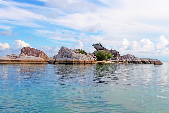 Burung Mandi, 1. Pantai Nyiur Melambai, 2. Pulau Lengkuas, 3. Pantai Tanjung Tinggi, 4. Pantai Penyak, 5. Pantai Tanjung Kelayang, 6. Pulau Memperak, 7. Kawasan Pantai and Resort Bukit Berahu, 8. Pantai Punai, 9. Kampong Dedaun, 10. Tanjung Binga, 11. Burung Mandi, 12. Pantai Serdang, 13. Pulau Pasir, 14. Pulau Batu Berlayar, 15. Pulau Kepayang, 16. Pulau Lutong, 17. Pulau Leebong, 18. Bukit Pangkuan, 19. Museum Kata, 20. Sail Belitung, 21. Tirta Marundang, 22. Air Terjun Gurok Beraye , 23. Air Terjun Kapala Kawai, 24. Air Terjun Marsilla, 25. Danau Kaolin, 26. Desa Nelayan, 27. Sungai Batu Mentas, 28. Bukit Peramun, 29. Gusong Bugis, 30. Open Pit, 31. Dermaga Kirana, 32. Pantai Penyabong, 33. Air Terjun Gurok Beraye, 34. Pulau Burung, 35. Pantai Tanjung Pendam, 36. Bukit Batu Baginde