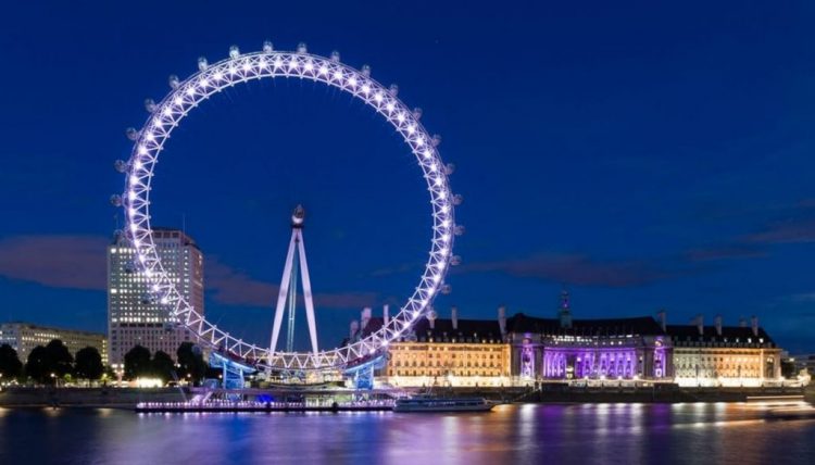 London Eye via mobilemarketingmagazinecom, 1. Natural History Museum, 2. Trafalgar Square, 3. Big Ben, 4. Madame Tussauds London, 5. Westminster Abbey, 6. Victoria and Albert Museum, 7. Kensington Palace, 8. Menara London (Tower of London), 9. London Tower Bridge, 10. London Eye, 11. Buckingham Palace, 12. Science Museum, 13. Windsor Castle, 14. Tate Modern dan Tate Britain, 15. Piccadilly Circus, 16. Portobello Road Market, 17. Hampton Court Palace, 18. Istana Kensington, 19. Kebun binatang ZSL London, 20. Shakespeare’s Globe Theatre, 21. Berlayar di Sungai Thames, 22. Covent Garden Market, 23. Museum Perang Churchill, 24. St. James’s Park London, 25. Royal Albert Hall, 26. Berburu Souvenir Khas London di Camden Town, 27. The British Museum, 28. Wisata Romantis di Queen Mary’s Garden, 29. Hyde Park, 30. The National Gallery, 31. Borough Market (Pasar Borough), 32. Millennium Bridge, 33. Southbank London, 34. Green Park, 35. Carnaby Street, 36. Queen Elizabeth Olympic Park, 37. Kew Gardens, 38. Soho London, 39. Apple Store Covent Garden, 40. London Chinatown, 41. Greenwich Park, 42. British Library