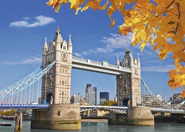 London Tower Bridge via Jigsawpuzzle.co.uk, 1. Natural History Museum, 2. Trafalgar Square, 3. Big Ben, 4. Madame Tussauds London, 5. Westminster Abbey, 6. Victoria and Albert Museum, 7. Kensington Palace, 8. Menara London (Tower of London), 9. London Tower Bridge, 10. London Eye, 11. Buckingham Palace, 12. Science Museum, 13. Windsor Castle, 14. Tate Modern dan Tate Britain, 15. Piccadilly Circus, 16. Portobello Road Market, 17. Hampton Court Palace, 18. Istana Kensington, 19. Kebun binatang ZSL London, 20. Shakespeare’s Globe Theatre, 21. Berlayar di Sungai Thames, 22. Covent Garden Market, 23. Museum Perang Churchill, 24. St. James’s Park London, 25. Royal Albert Hall, 26. Berburu Souvenir Khas London di Camden Town, 27. The British Museum, 28. Wisata Romantis di Queen Mary’s Garden, 29. Hyde Park, 30. The National Gallery, 31. Borough Market (Pasar Borough), 32. Millennium Bridge, 33. Southbank London, 34. Green Park, 35. Carnaby Street, 36. Queen Elizabeth Olympic Park, 37. Kew Gardens, 38. Soho London, 39. Apple Store Covent Garden, 40. London Chinatown, 41. Greenwich Park, 42. British Library