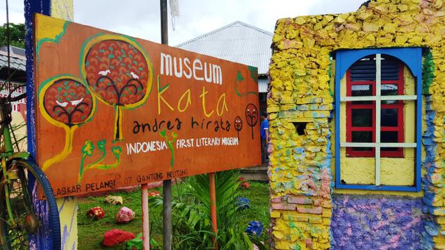 Museum Kata, 1. Pantai Nyiur Melambai, 2. Pulau Lengkuas, 3. Pantai Tanjung Tinggi, 4. Pantai Penyak, 5. Pantai Tanjung Kelayang, 6. Pulau Memperak, 7. Kawasan Pantai and Resort Bukit Berahu, 8. Pantai Punai, 9. Kampong Dedaun, 10. Tanjung Binga, 11. Burung Mandi, 12. Pantai Serdang, 13. Pulau Pasir, 14. Pulau Batu Berlayar, 15. Pulau Kepayang, 16. Pulau Lutong, 17. Pulau Leebong, 18. Bukit Pangkuan, 19. Museum Kata, 20. Sail Belitung, 21. Tirta Marundang, 22. Air Terjun Gurok Beraye , 23. Air Terjun Kapala Kawai, 24. Air Terjun Marsilla, 25. Danau Kaolin, 26. Desa Nelayan, 27. Sungai Batu Mentas, 28. Bukit Peramun, 29. Gusong Bugis, 30. Open Pit, 31. Dermaga Kirana, 32. Pantai Penyabong, 33. Air Terjun Gurok Beraye, 34. Pulau Burung, 35. Pantai Tanjung Pendam, 36. Bukit Batu Baginde