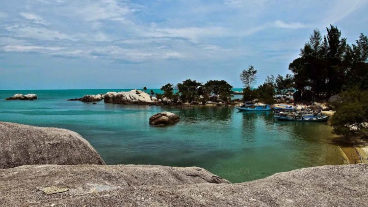 Pantai Penyabong, 1. Pantai Nyiur Melambai, 2. Pulau Lengkuas, 3. Pantai Tanjung Tinggi, 4. Pantai Penyak, 5. Pantai Tanjung Kelayang, 6. Pulau Memperak, 7. Kawasan Pantai and Resort Bukit Berahu, 8. Pantai Punai, 9. Kampong Dedaun, 10. Tanjung Binga, 11. Burung Mandi, 12. Pantai Serdang, 13. Pulau Pasir, 14. Pulau Batu Berlayar, 15. Pulau Kepayang, 16. Pulau Lutong, 17. Pulau Leebong, 18. Bukit Pangkuan, 19. Museum Kata, 20. Sail Belitung, 21. Tirta Marundang, 22. Air Terjun Gurok Beraye , 23. Air Terjun Kapala Kawai, 24. Air Terjun Marsilla, 25. Danau Kaolin, 26. Desa Nelayan, 27. Sungai Batu Mentas, 28. Bukit Peramun, 29. Gusong Bugis, 30. Open Pit, 31. Dermaga Kirana, 32. Pantai Penyabong, 33. Air Terjun Gurok Beraye, 34. Pulau Burung, 35. Pantai Tanjung Pendam, 36. Bukit Batu Baginde