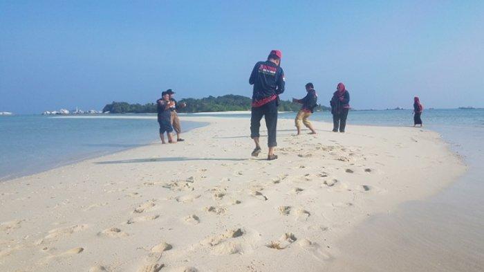 Pulau Pasir, 1. Pantai Nyiur Melambai, 2. Pulau Lengkuas, 3. Pantai Tanjung Tinggi, 4. Pantai Penyak, 5. Pantai Tanjung Kelayang, 6. Pulau Memperak, 7. Kawasan Pantai and Resort Bukit Berahu, 8. Pantai Punai, 9. Kampong Dedaun, 10. Tanjung Binga, 11. Burung Mandi, 12. Pantai Serdang, 13. Pulau Pasir, 14. Pulau Batu Berlayar, 15. Pulau Kepayang, 16. Pulau Lutong, 17. Pulau Leebong, 18. Bukit Pangkuan, 19. Museum Kata, 20. Sail Belitung, 21. Tirta Marundang, 22. Air Terjun Gurok Beraye , 23. Air Terjun Kapala Kawai, 24. Air Terjun Marsilla, 25. Danau Kaolin, 26. Desa Nelayan, 27. Sungai Batu Mentas, 28. Bukit Peramun, 29. Gusong Bugis, 30. Open Pit, 31. Dermaga Kirana, 32. Pantai Penyabong, 33. Air Terjun Gurok Beraye, 34. Pulau Burung, 35. Pantai Tanjung Pendam, 36. Bukit Batu Baginde
