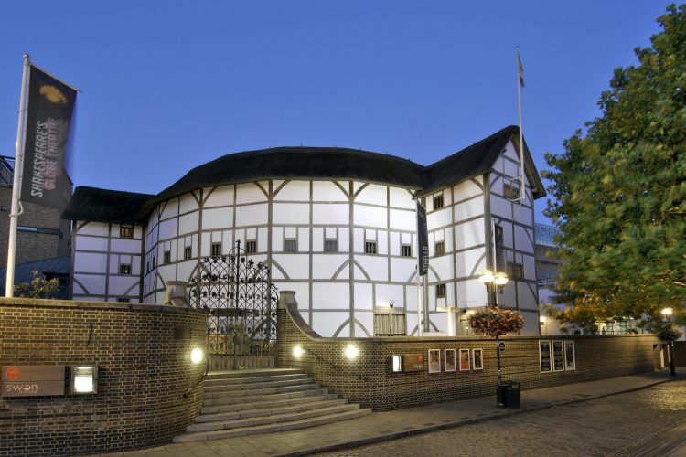 Shakespeare’s Globe Theatre via Lonely Planet, 1. Natural History Museum, 2. Trafalgar Square, 3. Big Ben, 4. Madame Tussauds London, 5. Westminster Abbey, 6. Victoria and Albert Museum, 7. Kensington Palace, 8. Menara London (Tower of London), 9. London Tower Bridge, 10. London Eye, 11. Buckingham Palace, 12. Science Museum, 13. Windsor Castle, 14. Tate Modern dan Tate Britain, 15. Piccadilly Circus, 16. Portobello Road Market, 17. Hampton Court Palace, 18. Istana Kensington, 19. Kebun binatang ZSL London, 20. Shakespeare’s Globe Theatre, 21. Berlayar di Sungai Thames, 22. Covent Garden Market, 23. Museum Perang Churchill, 24. St. James’s Park London, 25. Royal Albert Hall, 26. Berburu Souvenir Khas London di Camden Town, 27. The British Museum, 28. Wisata Romantis di Queen Mary’s Garden, 29. Hyde Park, 30. The National Gallery, 31. Borough Market (Pasar Borough), 32. Millennium Bridge, 33. Southbank London, 34. Green Park, 35. Carnaby Street, 36. Queen Elizabeth Olympic Park, 37. Kew Gardens, 38. Soho London, 39. Apple Store Covent Garden, 40. London Chinatown, 41. Greenwich Park, 42. British Library