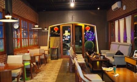 The Grounds Cafe - tempat nongkrong di Bogor, 1. Restoran Gurih 7, Tempat Nongkrong Sekaligus Makan Enak , 2. Nicole’s Kitchen and Lounge, 3. Warung Gumbira, 4. Cafe Gumati, 5. Taman Kencana, 6. Cimory Riverside Resto, 7. KROZNAT & friends, 8. Rumah Cup Cake, 9. Mimi Cucu, 10. Dailydose Coffe And Eatery, 11. Lemongrass, 12. D’Glock, 13. Tier Siera Resto & Lounge, 14. Momo milk Barn Cafe, 15. Monarchy Bistro, 16. Lemon8 Café, 17. Lusso Café & Resto, 18. Death by Chocolate Bogor, 19. Rumah Air Restaurant, 20. Royale Bakery & Café, 21. Peppino House Resto, 22. Ah Poong (Pasar Apung Sentul City) Food Court, 23. Culinaire Van Bogor, 24. The Grounds Cafe, 25. Cafe Kebunkita, 26. Imah Nini Cafe & Galery, 27. Popolo Coffee, 28. Yellow Trux, 29. Coffee Toffee