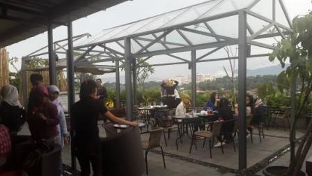 Tier Siera Resto & Lounge, 1. Restoran Gurih 7, Tempat Nongkrong Sekaligus Makan Enak , 2. Nicole’s Kitchen and Lounge, 3. Warung Gumbira, 4. Cafe Gumati, 5. Taman Kencana, 6. Cimory Riverside Resto, 7. KROZNAT & friends, 8. Rumah Cup Cake, 9. Mimi Cucu, 10. Dailydose Coffe And Eatery, 11. Lemongrass, 12. D’Glock, 13. Tier Siera Resto & Lounge, 14. Momo milk Barn Cafe, 15. Monarchy Bistro, 16. Lemon8 Café, 17. Lusso Café & Resto, 18. Death by Chocolate Bogor, 19. Rumah Air Restaurant, 20. Royale Bakery & Café, 21. Peppino House Resto, 22. Ah Poong (Pasar Apung Sentul City) Food Court, 23. Culinaire Van Bogor, 24. The Grounds Cafe, 25. Cafe Kebunkita, 26. Imah Nini Cafe & Galery, 27. Popolo Coffee, 28. Yellow Trux, 29. Coffee Toffee