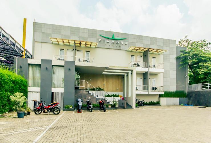 Villa Diamond, 1. Hotel Nur Alam, 2. Hotel Alpha Classica, 3. Hotel Buah Sinuan, 4. Hotel Pelangi Lembang, 5. Hotel Augusta Lembang, 6. Amoory Venice, 7. Seruni Guest House Lembang, 8. Hotel Cemara Hijau, 9. Bumi Alamanda Guest House, 10. Bantal Guling Villa Lembang, 11. Airy Eco Raya Lembang 68 Bandung, 12. Klipsch Hotel, 13. Villa Chocolate, 14. Rose Chamber Bed & Breakfast, 15. Kubca Samakta Lembang, 16. Puri Bernadi Guest House Lembang, 17. Villa Puri Teras, 18. Villa Diamond , 19. Puspa Sari Ciater, 20. T Hotel, 21. Sari Alam Hot Spring and Resort Hotel, 22. Villa New Bukit Kasih, 23. Grand Hotel Lembang, 24. Takashimaya Hotel, 25. Hotel and Banquet Panorama, 26. Sangria Resort And Spa, 27. Stevie G Hotel, 28. Sandalwood Boutique Hotel, 29. Dragor Homestay, 30. Osmond Villa Resort, 31. Kastuba Resort