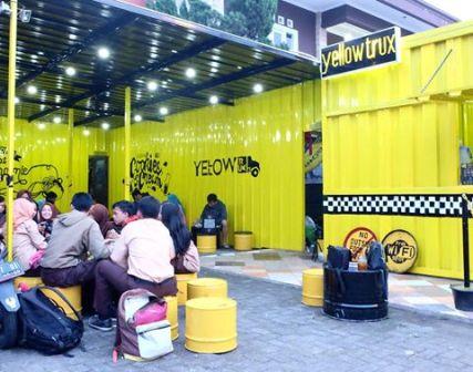 Yellow Trux - tempat nongkrong di Bogor, 1. Restoran Gurih 7, Tempat Nongkrong Sekaligus Makan Enak , 2. Nicole’s Kitchen and Lounge, 3. Warung Gumbira, 4. Cafe Gumati, 5. Taman Kencana, 6. Cimory Riverside Resto, 7. KROZNAT & friends, 8. Rumah Cup Cake, 9. Mimi Cucu, 10. Dailydose Coffe And Eatery, 11. Lemongrass, 12. D’Glock, 13. Tier Siera Resto & Lounge, 14. Momo milk Barn Cafe, 15. Monarchy Bistro, 16. Lemon8 Café, 17. Lusso Café & Resto, 18. Death by Chocolate Bogor, 19. Rumah Air Restaurant, 20. Royale Bakery & Café, 21. Peppino House Resto, 22. Ah Poong (Pasar Apung Sentul City) Food Court, 23. Culinaire Van Bogor, 24. The Grounds Cafe, 25. Cafe Kebunkita, 26. Imah Nini Cafe & Galery, 27. Popolo Coffee, 28. Yellow Trux, 29. Coffee Toffee
