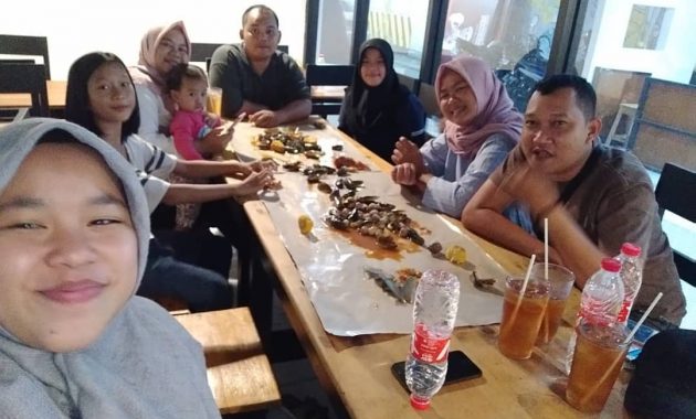 Perang Kerang via Instagram.com @raihanun_almahyra, 1. Shabu Hachi Margonda Depok, 2. Waroeng SS Spesial Sambal, 3. Mang Engking, 4. Pondok Laras, 5. Saung Talaga, 6. Soto Bu Tjondro, 7. Roti Bakar Eddy, 8. RUMAH LOBSTER DEPOK, 9. FISHSTREAT DEPOK, 10. Steak Moen – Moen, 11. Warung Pasta Depok, 12. Pondok Ikan Gurame, 13. Fat Bubble, 14. Mang Kabayan, 15. Perang Kerang, 16. Tibumi Rumah Kopi, 17. Imperial Kitchen & Dimsum, 18. Maxx Coffee, 19. Sop Duren Margonda, 20. Ayam Bakar Christina, 21. Bakso Hitam Pak Bewok, 22. Rumah Makan Shinta, 23. Shirin, 24. Laziiz Restaurant, Makanan Khas Timur Tengah di Depok, 25. Soerabi Enhaii, 26. Nasi Timbel Si Teteh, 27. Pecel Lele Lela, 28. Pidie 2000