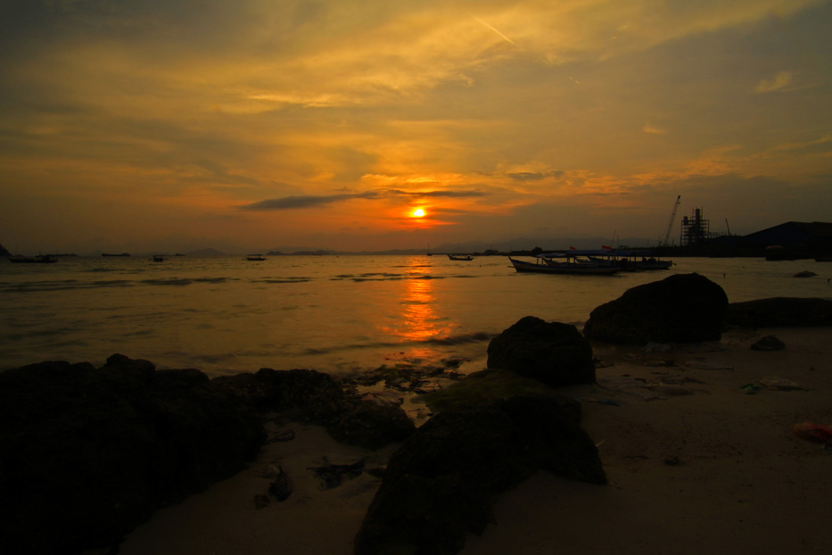 Sunset Pantai Pasir Putih Lampung, Wisata Pantai Pasir Putih Lampung, Fasilitas yang Tersedia, Aktivitas Seru, Tips Liburan, Penginapan