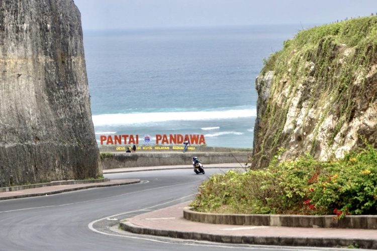 Akses Menuju Pantai Pandawa, Filosofi Patung Pandawa Lima Di Tebing Pantai , Sejarah Pantai Pandawa Bali, Lokasi Pantai, Pesona Pantai Pandawa yang Menghipnotis Siapa Saja, Aktivitas di Pantai Pandawa Kutuh Bali, Fasilitas di Pantai Pandawa, Harga Tiket Masuk Pantai Pandawa Bali, Yuk Cobain Pijat Tradisional di Pantai Pandawa, Transportasi , Daftar Hotel dekat Pantai Pandawa Bali, Akses Menuju Pantai Pandawa, Aktivitas Seru di Pantai Pandawa, Spot Lima Ksatria Pandawa, Tempat Makan di Pantai Pandawa, Spot Foto Instagramable