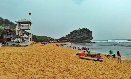 Wahana di Pantai Indrayanti via Thetravelic.blogspot.coid, Kisah Dibalik Nama Pantai “Indrayanti”, Lokasi Pantai Indrayanti Gunungkidul, Rute Menuju Lokasi Objek Wisata Pantai Indrayanti Gunungkidul, Nuansa Romantis di Pantai Indrayanti, Wahana di Pantai Indrayanti, Fasilitas yang Tersedia, Kuliner di Pantai Indrayanti Gunungkidul, Gazebo di sekitar Pantai, Harga Tiket Masuk, Penginapan di Pantai Indrayanti