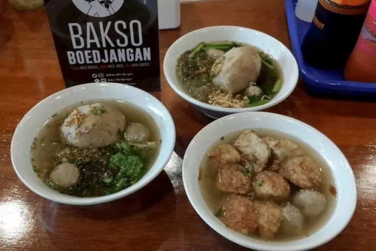 Bakso Boedjangan via Kompas, 1. Bebek Kaleyo, 2. Bubur Ayam Barito, 3. Warung MJS, 4. Warteg Warmo, 5. Seafood 68 Santa, 6. Ikan Bakar Cianjur, 7. Plataran Dharmawangsa, 8. Ketoprak Ciragil &amp; Baso, Siomay Jhony, 9. Abunawas Restaurant – Kemang, 10. Mie Ayam Bakso Yunus, 11. Soto Betawi Haji Husen, 12. Roti Bakar Eddy Blok M, 13. Nasi Goreng Kebuli Apjay, 14. Sate Sambas, 15. Soto Kudus Blok M, 16. Bakso Boedjangan, 17. Gultik Blok M Plaza Pak Agus Budi, 18. Sop Kaki Kambing Bang Anen, 19. Dia.Lo.Gue, 20. Soto Ayam Ambengan Pak Sadi Asli, 21. Lele Crispy, 22. Restoran Garuda (Padang Cuisine), 23. Sarang Oci Restoran Manado, 24. Waroeng Aceh Kemang, 25. Warung Nagih, 26. Bebek Malio, 27. Namaaz Dining, 28. Daun Muda Soulfood, 29. Smarapura Traditional Resto, 30. Omah Pincuk, 31. Sop Buntut Ibu Samino, 32. Bakso Gondrong, 33. Seafood 45, 34. Nasi Goreng Warung Bhakti, 35. Nasi Uduk Ayam Goreng Kampung Melayu, 36. Coto Makassar Ampera Daeng Memang, 37. Sate Ayam dan Kambing RSPP H. Romli, 38. The Brotherhood, 39. Sophie Authentique, 40. Iga Bagus, 41. Ayam Bakar Win Net, 42. HaloNiko, 43. Nasi Goreng Muncul Malam, 44. Nasi Goreng Warna Warni Ijo Thole, 45. Nasi Goreng Kebuli Bom Bom, 46. Sate Ayam Barokah Khas Madura, 47. Angkringan Blok M Square, 48. Warung Nasi Uduk Betawi H. Satiri, 49. Nasi Ulam &amp; Nasi Uduk Ibu Yoyo, 50. Warung Pedes, 51. Warung Berkah Ibu Mudo Ayu, 52. Pocut Dara Pancoran
