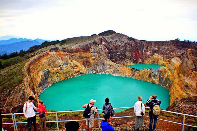 Danau Kelimutu Ende, Kisah Misteri Danau Kelimutu Dapat Berubah Warna, Penemu Danau Kelimutu Ende Melambangkan , Perubahan Warna Danau Kelimutu Diyakini Sebagai Pertanda Baik Atau Buruk, Rute ke Danau Kelimutu, Harga Tiket Masuk, Festival Danau Kelimutu Ende, Daya Tarik, Spot Foto Instagramable, Kumpulan Foto Danau Kelimutu Ende, Akses Menuju Danau Kelimutu 3 Warna