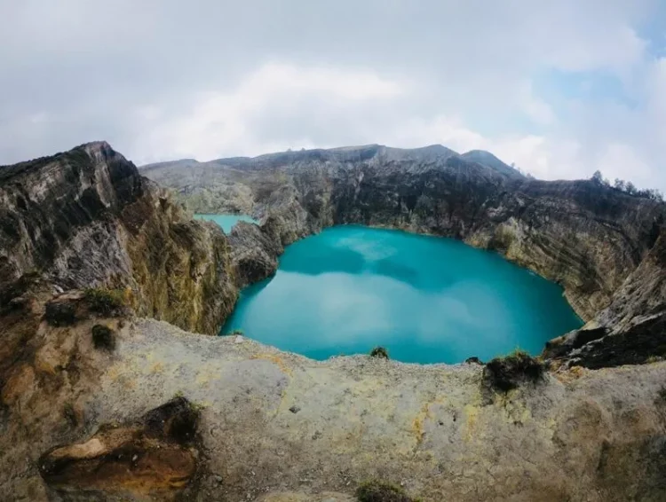 Tiwu Nuwa Muri Koo Fai, Kisah Misteri Danau Kelimutu Dapat Berubah Warna, Penemu Danau Kelimutu Ende Melambangkan , Perubahan Warna Danau Kelimutu Diyakini Sebagai Pertanda Baik Atau Buruk, Rute ke Danau Kelimutu, Harga Tiket Masuk, Festival Danau Kelimutu Ende, Daya Tarik, Spot Foto Instagramable, Kumpulan Foto Danau Kelimutu Ende, Akses Menuju Danau Kelimutu 3 Warna