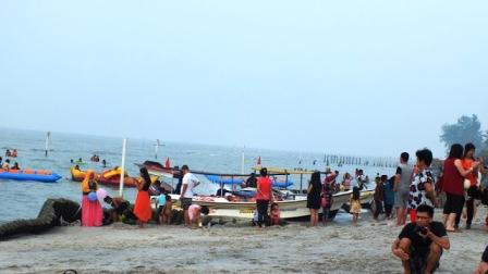 Banana Boat di Pantai Bali Lestari, Informasi Umum, Daya tarik wisata, Harga tiket masuk Pantai Bali Lestari, Letak wisata Pantai Bali Lestari, Aktivitas Seru di Pantai Pantai Bali Lestari, Spot Foto Instagramable, Menikmati Keindahan Pantai, Merasakan Suasana Bali di Sumatra Utara